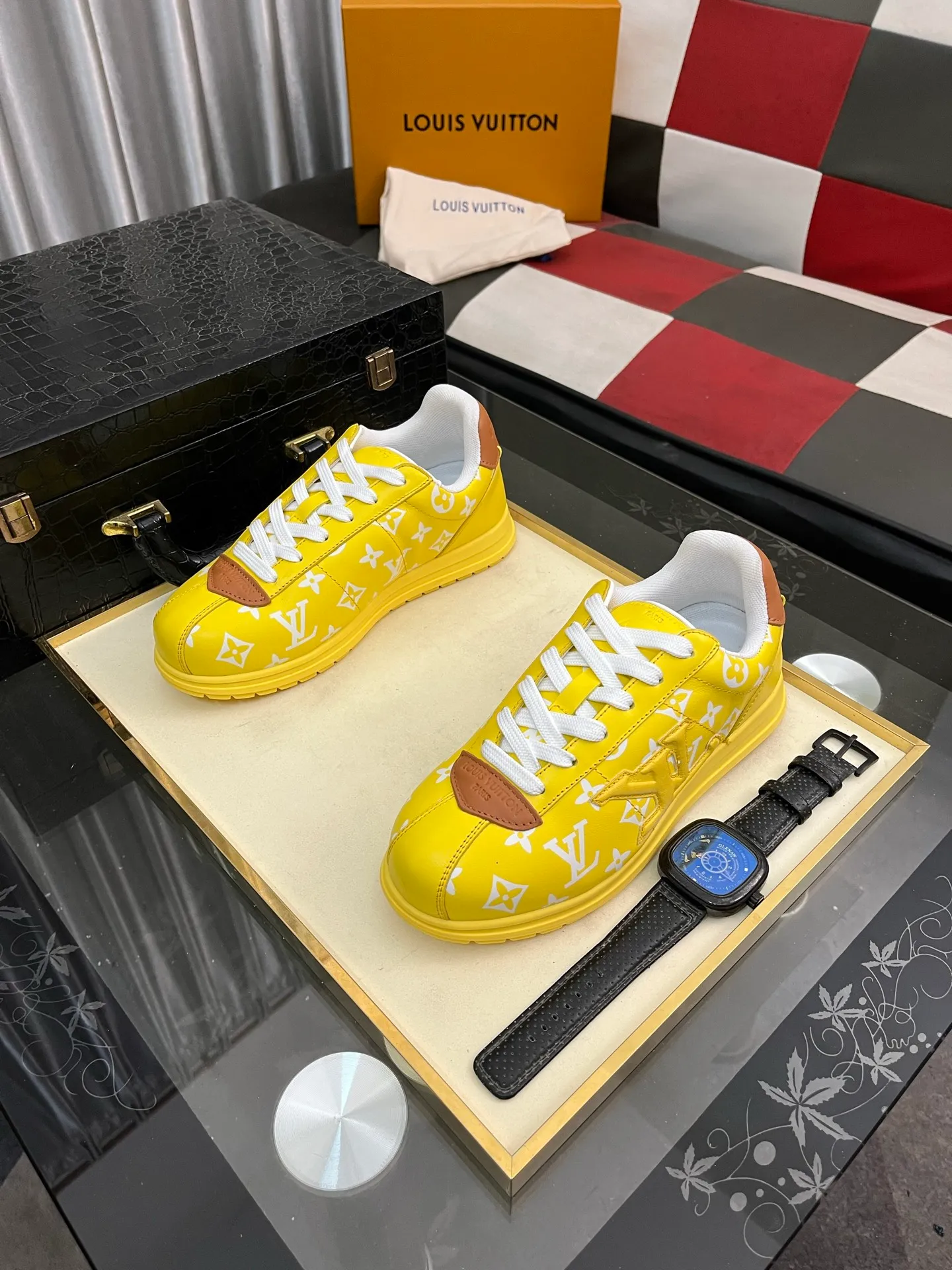 Men's shoes 💰700⌚️⌚️LV TARINE Louis Vuitton x Tyler joint model Donkey brand L family embossed couple style casual sneakers skate shoes original purchase and development This LV Trainer sneaker comes from the Louis Vuitton and Tyler collaboration series. The Monogram pattern and brand logo are transformed into nubuck calf leather embossing and side decoration respectively, witnessing the artist's creative interpretation of classic elements. The deep tones accentuate the complex upper, which requires hours of craftsmanship to complete. Exquisitely packaged at the delivery counter🛍📦 ▪️Fabrics: Original customized first-layer cowhide ▪️Inner lining: Original customized breathable mesh ▪️Outsole: Original open-molded two-color TPU combination outsole ▪️Sole thickness: 3CM ▪️Size: Women's 35-40 / Men's 38-46